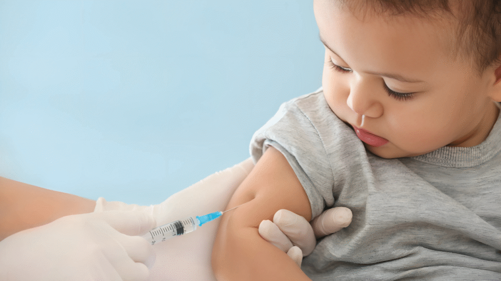 bebê recebendo vacina da vacinação infantil