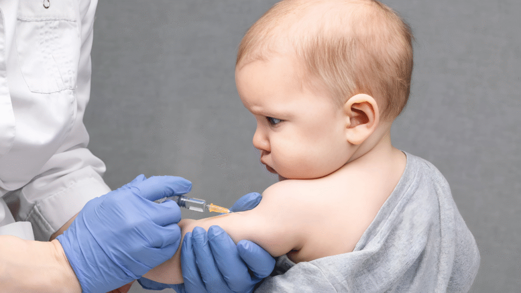 médica aplicando uma vacina no bebê da vacinação infantil