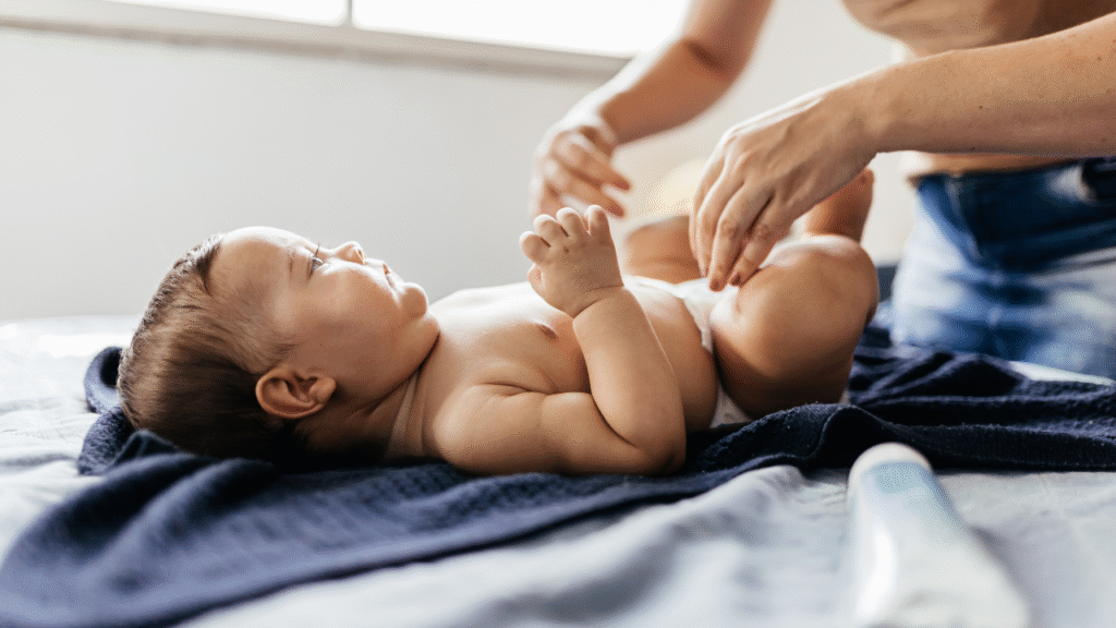 uma mãe tentando identificar assaduras em bebês