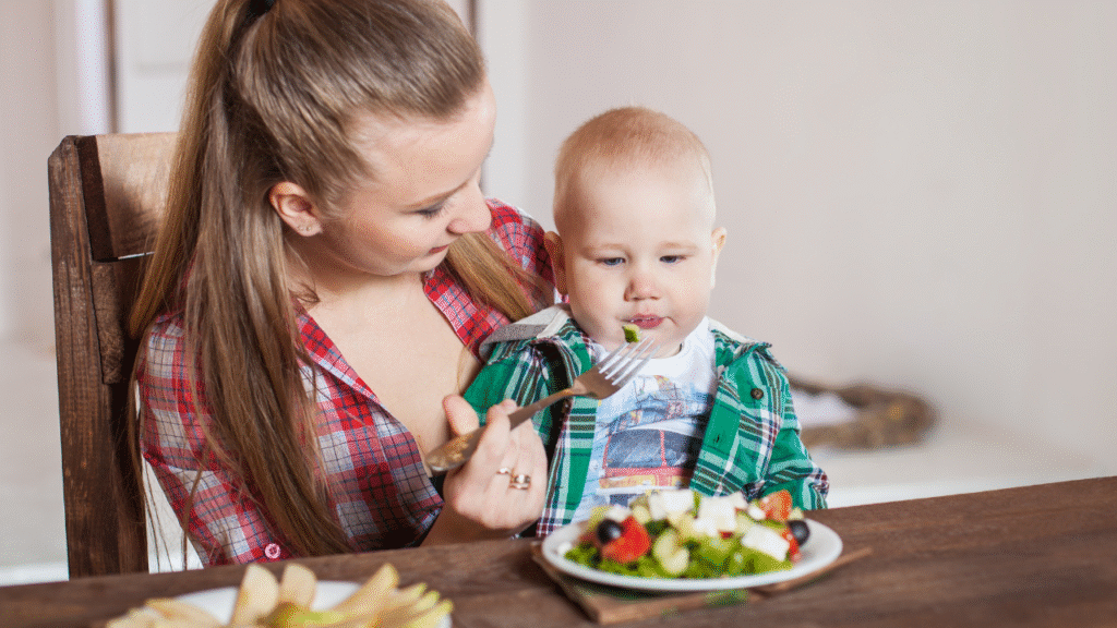 uma mão comendo com seu filho o que é indicado na alimentação da mãe durante a amamentação