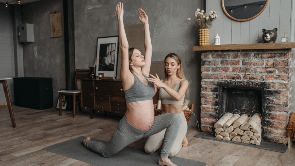 personal trainer ajudando uma mulher grávida a praticar exercícios na gravidez