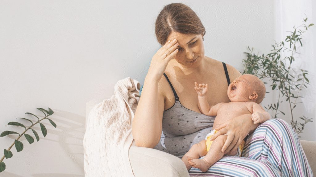 mãe preocupada por que seu bebê não quer mamar