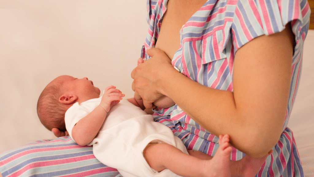 nesta imagem o bebê não quer mamar na mãe