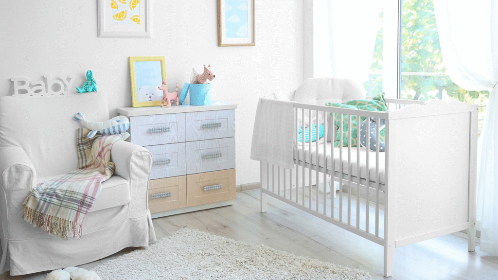 um quarto confortável com berço, cômoda e objetos de quarto para um bebê recém-nascido.