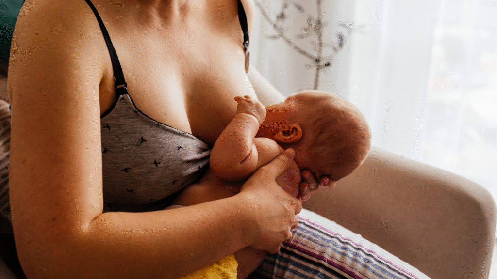 mãe mostrando quando o bebê não quer mamar