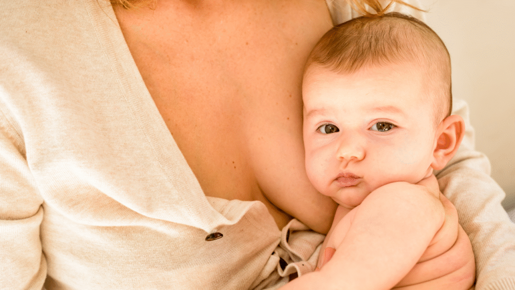 mãe e seu filho na imagem, o bebê não quer mamar