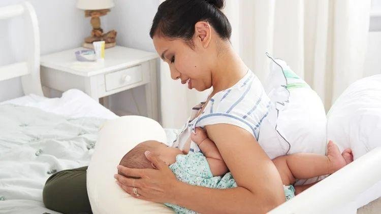 imagem de uma mãe mostrando como amamentar corretamente do seu bebê