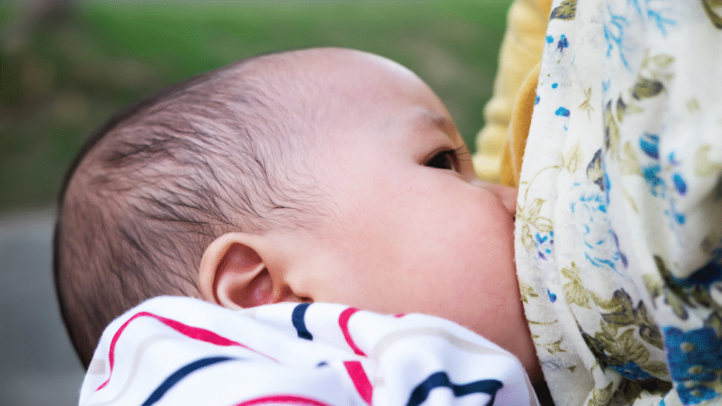 bebê rejeitando a amamentação dos seios da mãe