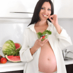 uma mulher comendo alimentação da mãe durante a amamentação.