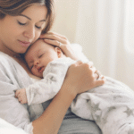 mãe na cama aprendendo a cuidar do seu bebê recém-nascido