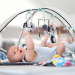 criança dentro de brinquedos para o desenvolvimento do bebê