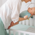 bebê sendo colocado no berço na posição correta para o bebê dormir