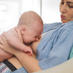 bebê rejeitando a amamentação da mãe